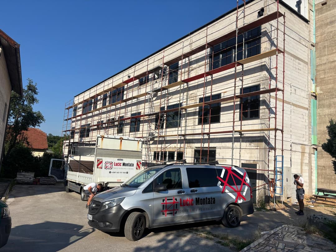 Vozila Lučić Montaže ispred objekta u skeli